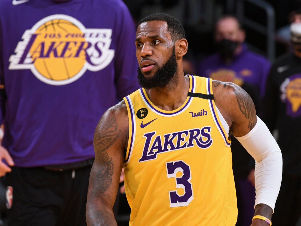 湖人队有意引进保罗-乔治打造全新超级三巨头阵容