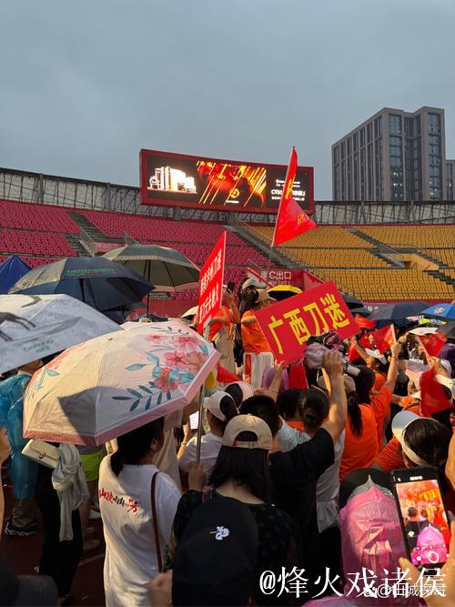 万州球迷感人呐喊:勇往直前,我们与你同行! 万州球迷感人呐喊:勇往直前,我们与你同行!